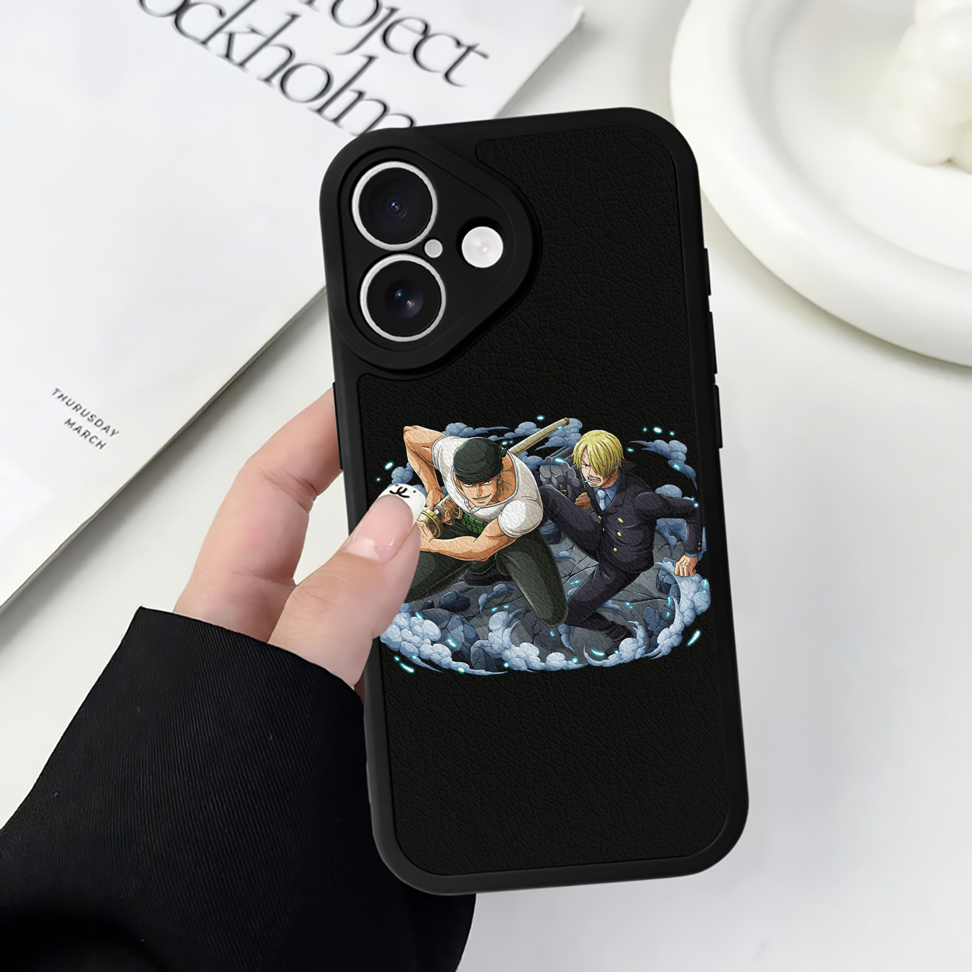 （画像用） ワンピース ロロノア・ゾロ ONE PIECE Roronoa Zoro 【iPhone 16シリーズ対応】シリコンスマホケース（レザー調） 材質：シリコン